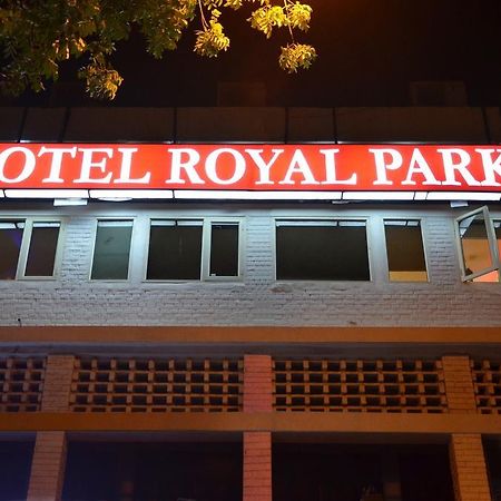 Hotel Royal Park 22 Chandīgarh Exteriör bild